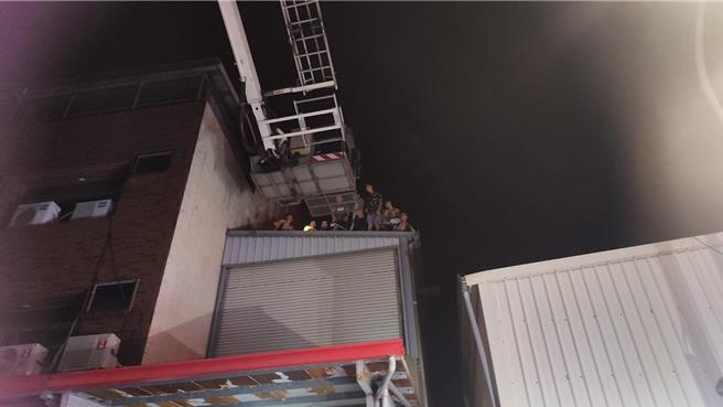 彰化县和美镇纺织大厂移工宿舍23日凌晨发生大火，屋内33名移工逃至铁皮屋顶后由云梯车陆续救下。（民眾提供／孙英哲彰化传真）