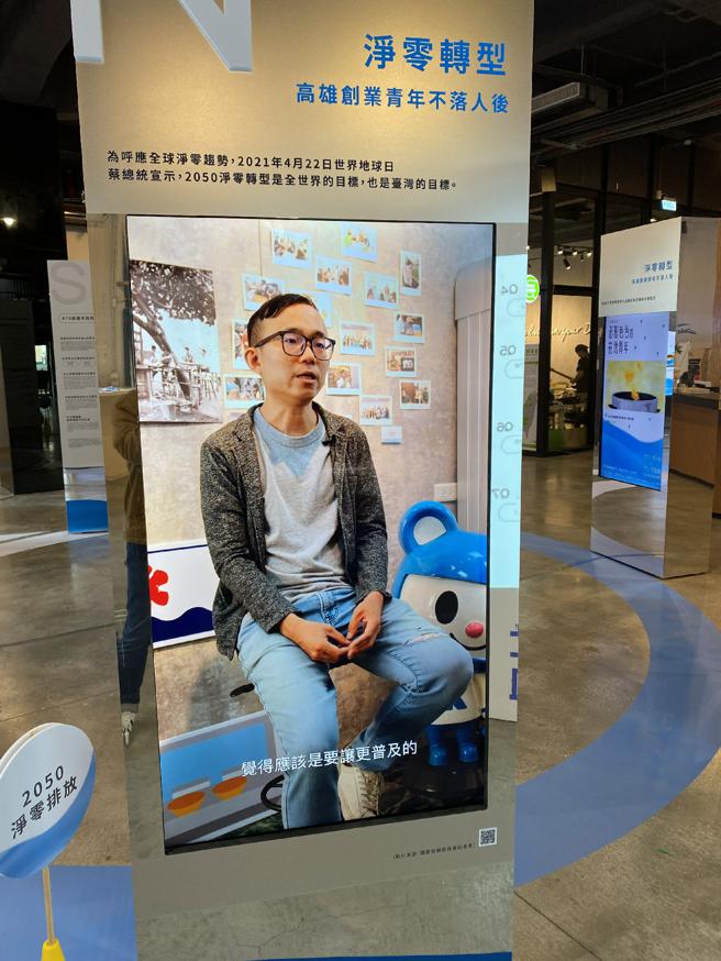 「七二设计工作室」负责人洪旻宏表示，减少短暂的风潮和一次性耗材的浪费，就能让地球的负担轻一点。（图／高雄市青年局）