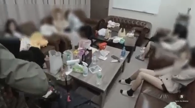 8名爆乳荷官进行直播吸客，遭逮时完全吓傻。(戴志扬翻摄)　