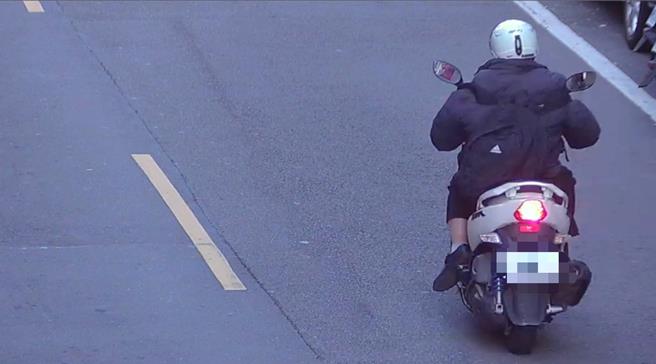 陈姓保全骑乘机车转移现金时的身影被监视器拍下。（新北市三重警分局提供／吕健豪新北传真）