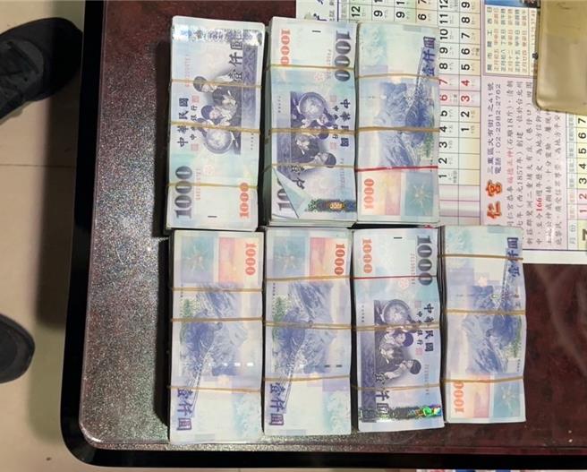 警方在陈姓保全家中查获邱男失窃的鉅额现金。（新北市三重警分局提供／吕健豪新北传真）