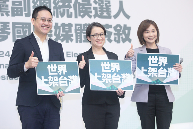 民进党副总统参选人萧美琴（中）与赖清德竞选总部发言人郭雅慧（右）、中央党部国际部主任赵怡翔（左）23日召开首场国际记者会，萧面对外媒提问，即使面对两岸关题也是不迴避，充份展现她的出色的语言能力和国际视野。（张铠乙摄）