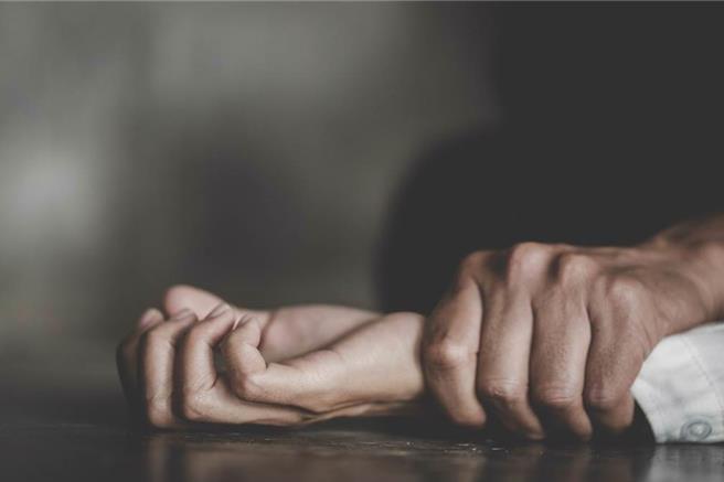 前国道警察大队郑姓警官遭检方起诉指控，他与15岁少年在网路上认识，见面后涉嫌与该少年约在公厕后发生性关系（示意图，达志影像）