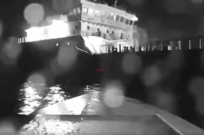 烏克蘭8月以無人艇在克里米亞附近攻擊俄羅斯黑海油輪的資料照。（美聯社）