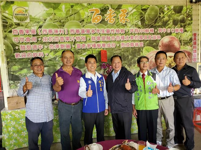 桃园市大园区长余志松（中）22日在阳荣休閒农场主持112年度大园区基层地方休閒农业发展座谈会，商讨大园休閒农业精进方案，说明休閒农游对推动地方农业重要性。（大园区公所提供／蔡明亘桃园传真）