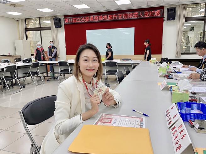 马治薇今天以无党籍身分到桃园市选委会登记参选，宣布正式投入桃园一选区选战。（马治薇提供／陈梦茹桃园传真）