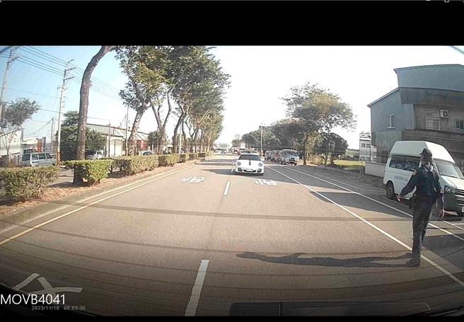 台中市49岁许姓贵妇酒后上路，驾驶保时捷经典911车款，行经神冈区承德路，因不胜酒力停在路中睡着，警方盘查酒测数值达0.53MG／L。（警方提供／王煌忠台中传真）