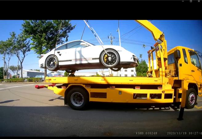 台中市49岁许姓贵妇酒后驾驶，保时捷经典911车款上路，行经神冈区承德路不胜酒力停在路中，遇警方盘查酒测数值达0.53MG／L，被依公共危险罪移送，爱车也被拖吊车移置保管场。（警方提供／王煌忠台中传真）