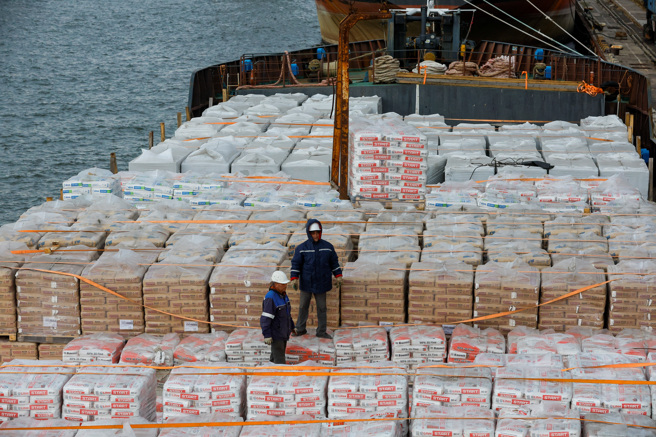 圖為從烏東港口進口的軍用物資。以巴戰爭妨礙烏軍取得彈藥援助，加上烏克蘭反攻成效甚微，烏國內開始出現停火談判的聲音。（圖／路透社）