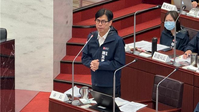 高市议员陈丽娜今（23）日在总质询时，关心大林蒲迁村进度，高雄市长陈其迈透露，「应该很快啦」，这周或下周就等行政院核定计画后，就会展开意愿调查。（柯宗纬摄）