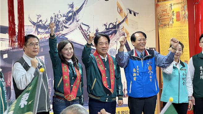 民进党总统参选人赖清德（左三）23日与台南四选区立委参选人林宜瑾（左二）到新市区走访3间庙宇参拜。（张毓翎摄）
