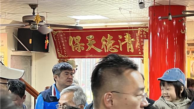 台南市新市区清保宫庙内悬挂一块写着「清德天保」斗大4字的匾额，让民进党总统参选人赖清德印象深刻。（张毓翎摄）