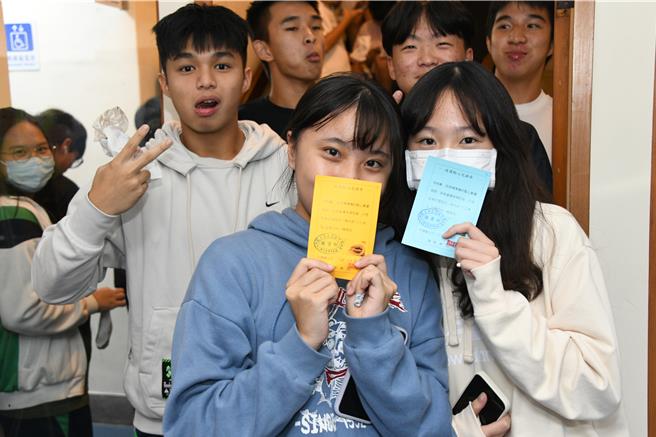 竹北高中家长志工团替夜读学生送上夜点，还设计兑换券让学生可到邻近早餐店兑换食物，吃饱更有力气读书。（竹北高中提供／邱立雅竹县传真）