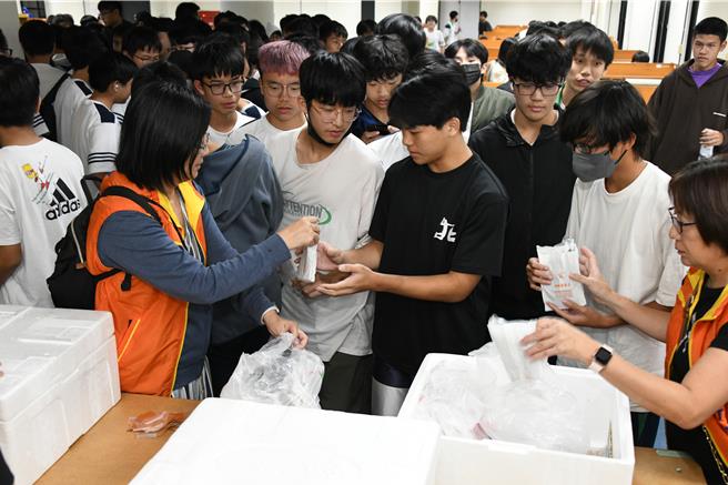 竹北高中家长志工团每月替夜读学生送上1次夜点，让学生们更有体力读书。（竹北高中提供／邱立雅竹县传真）