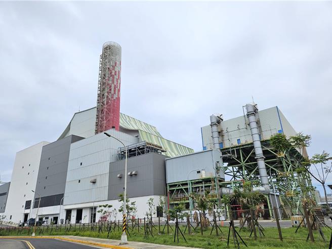 观音生质能中心目前还在试运转阶段，预计年底可拿到许可证，而下个月可先取热处理的使用执照。（陈梦茹摄）
