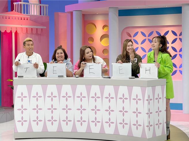 潘若迪（左起）、鍾欣凌、張可昀、張棋惠、巴鈺上節目挑戰英文拼音。（緯來綜合台提供）