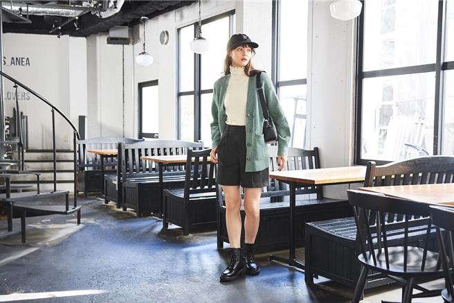 GU「女裝柔軟寬鬆開襟外套」感謝祭首降200元，限時優惠價790元，標榜柔軟親膚材質和豐富多色選擇，讓冬天穿搭也有繽紛新意。（GU提供／朱世凱台北傳真）