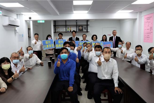 交通局长叶昭甫、劳工局代表今天与台中市最大公车经营业者台中汽车客运总裁李博文、执行董事李建文等劳资双方代表宣布加薪好消息。（台中市交通局提供／张亦惠台中传真）