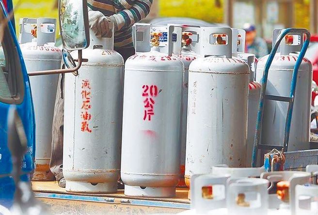 开瓦斯行属劳力活，加上天然气普及，已越来越少人愿从事这项工作。（资料照）