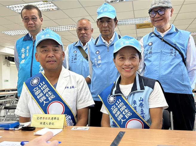 继民进党籍山地原住民立委伍丽华登记参选、拚连任后，由国民党徵召的卢县一23日也到屏东县选委会登记参选。（谢佳潾摄）