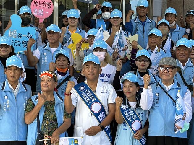 继民进党籍山地原住民立委伍丽华登记参选、拚连任后，由国民党徵召的卢县一23日也到屏东县选委会登记参选。（谢佳潾摄）