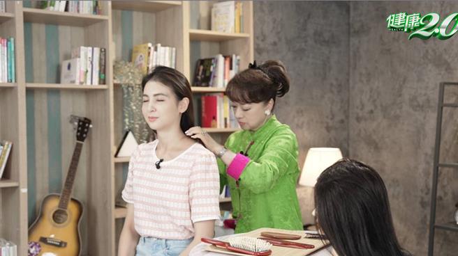 翁倩玉现场帮主持人韦汝做梳子气功，令韦汝嗨喊「起鸡皮疙瘩」。（TVBS提供）