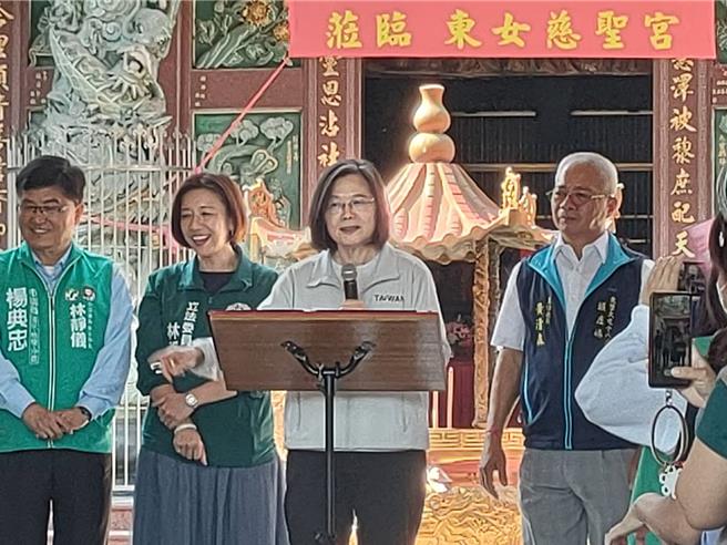 蔡英文总统（右二）23日在台中二选区立委参选人林静仪（左二）陪同下到乌日东女慈圣宫参拜，蔡英文呼吁乡亲选对的人，在正确的路一起走下去，并表示「赖萧配」会让台湾更强大。（潘虹恩摄）