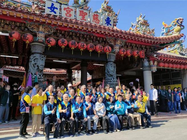 蔡英文总统（前排中）23日在到乌日东女慈圣宫参拜，庙方人员、民眾争相和蔡英文合影。（潘虹恩摄）