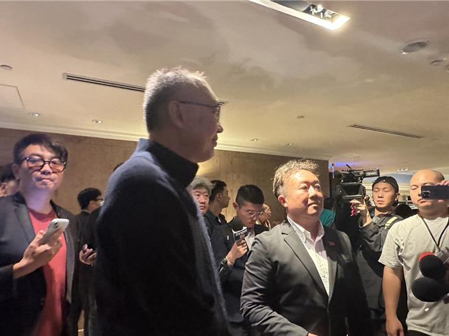 蓝营先派侯办副执行长谢政达、国民党副秘书长江俊霆以及侯办发言人钱震宇先前往君悦商谈。（杨亚璇摄）