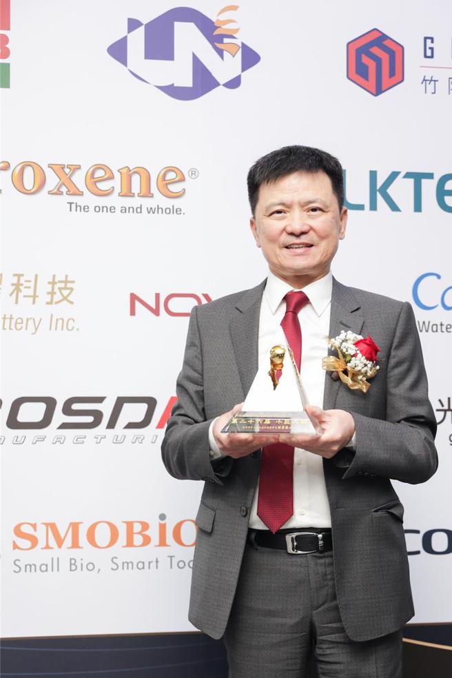 汎玮材料获经济部所颁发的小巨人奖。图为董事长李家旺。图／汎玮提供