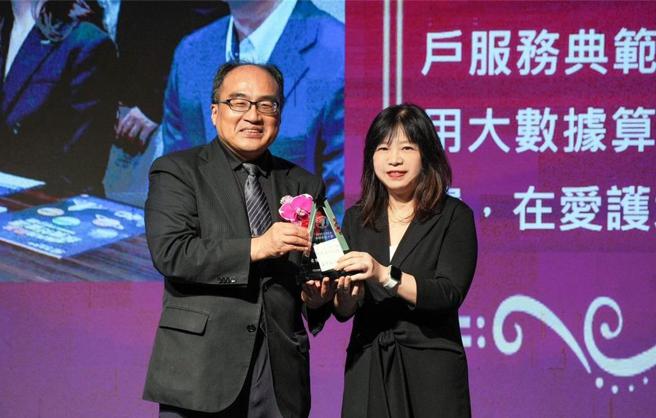 凯基证券获颁2023 CSEA卓越客服大奖「最佳客户服务企业」奖，由数位发展部数位产业署署长吕正华颁奖，凯基证券结算部主管潘亚藩（右）代表领奖。          图／凯基证券提供