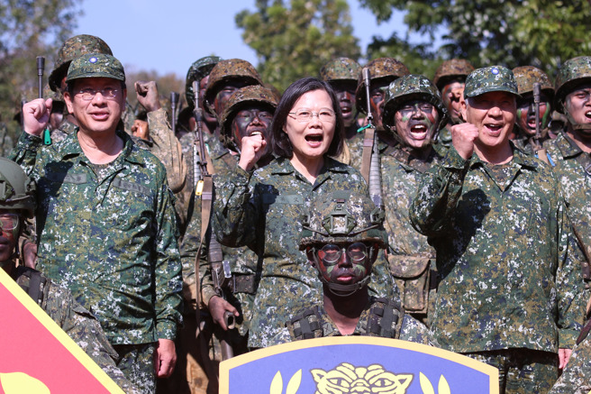 义务役役期将自明年起恢復为1年，蔡英文总统（第二排中）、国防部长邱国正（第二排右）、国安会秘书长顾立雄（第二排左）23日赴台中成功岭营区，了解新兵入伍训练接训整备的情形并与义务役士兵合影。蔡总统勖勉表示，训练的目标是要让每位义务役役男都具有执行守备和民防任务的能力，以及「自己国家自己守护」的信念，也让整体国军在服役期间得到国家更好的照顾与支持。（黄世麒摄）