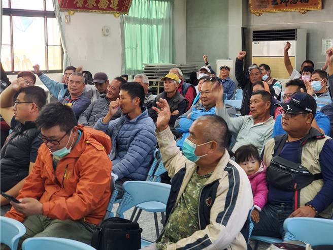 50、60名農民23日到林內鄉公所陳情稻田已收割完畢，無稻田可勘驗的窘境。（周麗蘭攝）