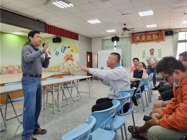 農民希望政府這次補助水稻災損不是唬弄而已，農業課長蔡宜勳（左）說明已經向縣府陳晴農民的困擾。（周麗蘭攝）