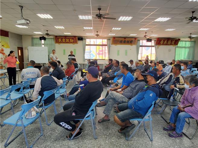 林內鄉長劉姿言（左一）呼籲農民準備好所有文件在期限內申報，以免擠在最後幾天。（周麗蘭攝）