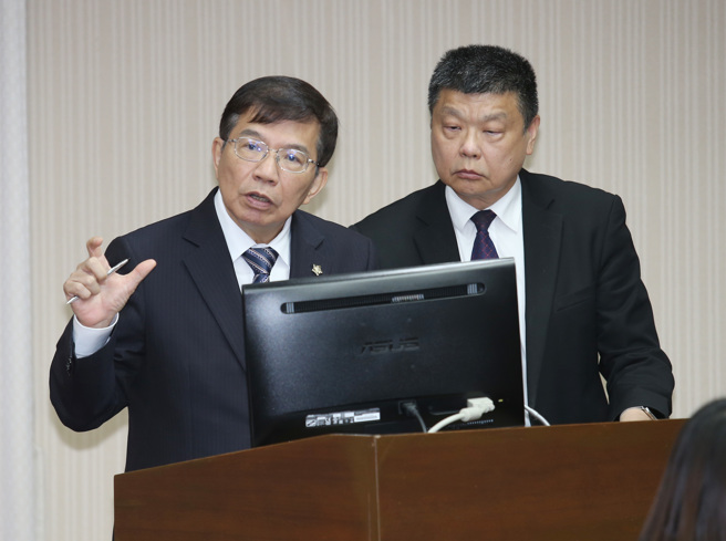交通部长王国材（左）与台铁局长杜微（右）23日在立法院交通委员会答询。（姚志平摄）