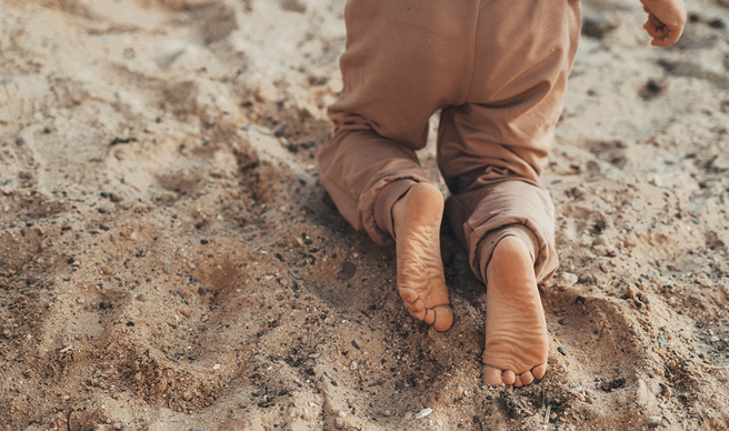 男子跪地爬行的举动被路人拍下，并引起警方注意，最终将该对男女处以行政拘留5日。（示意图／达志影像）