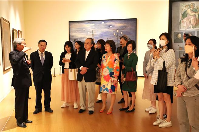 亚洲大学附属现代美术馆庆祝开馆10周年，举办国内首场呼应「Me Too」议题特展，亚大现代美术馆长潘襎（左一），为亚大校长蔡进发（左二）和参观来宾，精辟导览特展画作。（王煌忠台中摄）