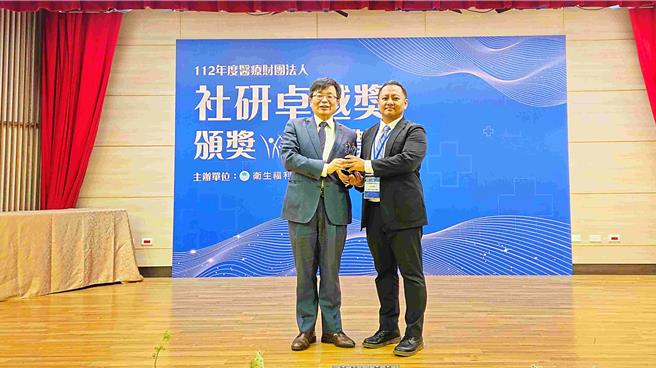 卫福部常务次长周志浩（左）22日颁发社区医疗服务奖予台东基督教医院小儿科「行动早疗组」主任王以帆（右）。（台东基督教医院提供／萧嘉蕙台东传真）