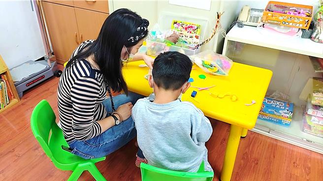 台东基督教医院行动早疗团队的艺术治疗师黄愍茹，以艺术创作介入早疗孩童的心理状况。（台东基督教医院提供／萧嘉蕙台东传真）