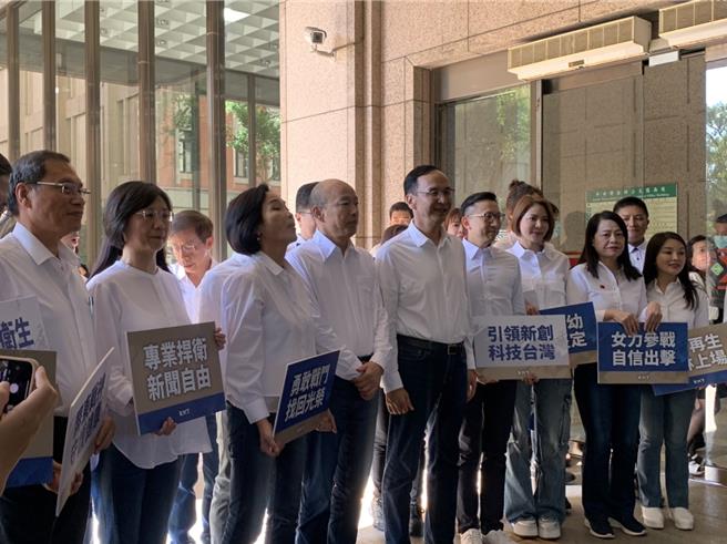 国民党主席朱立伦今下午陪同不分区立委赴中选会登记。（张薷摄）