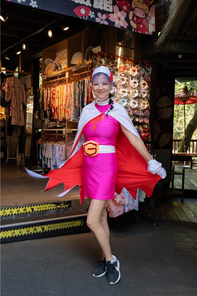 陳明真一襲粉紅緊身衣，相當吸睛。（東森綜合台提供）