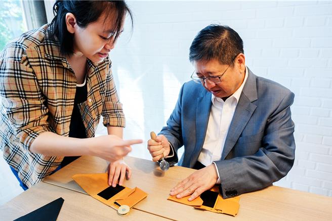 新竹县长杨文科（右）参访「思谋研器」公司，体验不需使用任何针线及黏胶就可组装完成的「巧翻皮夹」。（罗浚滨摄）