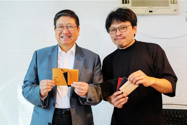 新竹县长杨文科（左）和思谋研器公司总经理蔡镇宇（右）展示「巧翻皮夹」。（罗浚滨摄）