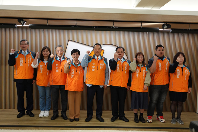 宋楚瑜表示，政党是在争取为人民服务的机会，以及提出务实的政见，对于蓝白合不合，只能祝福。(戴志扬翻摄)