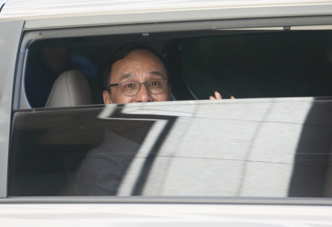  2024总统大选在野整合，国民党总统参选人侯友宜23日邀民眾党总统参选人柯文哲到马英九基金会谈蓝白合，柯则坚持要再找第三地，并找鸿海创办人郭台铭一起，将场地定在君悦饭店，国民党主席朱立伦（如图）与不分区提名名单的韩国瑜、柯志恩等人现身中央选举委员会登记，对于蓝白合会面地点卡关，朱虽受访表示，「我不知道什么原因，地点不是那么重要吧？」，但登记进行到一半时，朱突然先行驱车离去。（张铠乙摄）