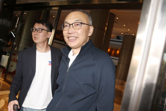 国民党总统参选人侯友宜邀民眾党总统参选人柯文哲到马英九基金会谈蓝白合，柯文哲找鸿海创办人郭台铭一起，将场地定在君悦饭店。下午侯办副执行长谢政达(右)、国民党副秘书长江俊霆以及侯办发言人钱震宇(左)先前往君悦商谈。（杜宜谙摄）