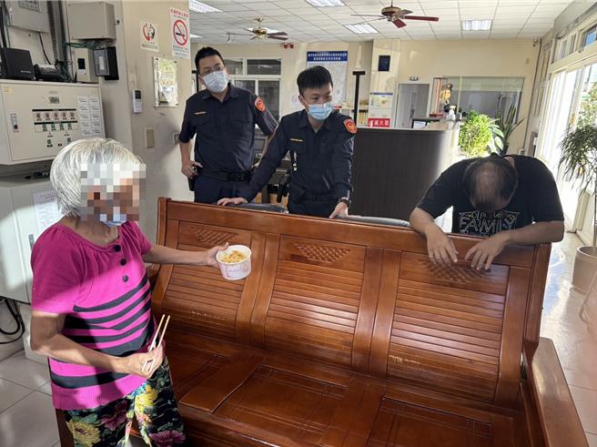 劉婦看見兒子開口就問「吃飯沒」，焦急的陳男則說「心臟差點停掉」，母子情深令人感動。（警方提供）