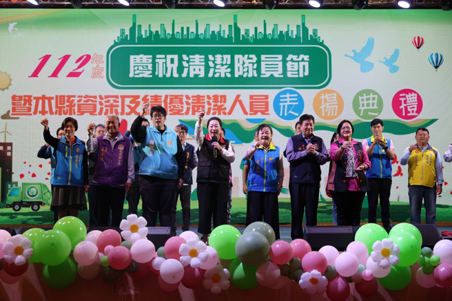 县长及与会贵宾向全体清洁队员致上最高的敬意。(图/花莲县环境保护局提供)
