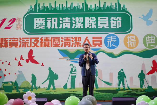 北区环境管理中心主任张乃仁蒞临会场慰问清洁队员。(图/花莲县环境保护局提供)



